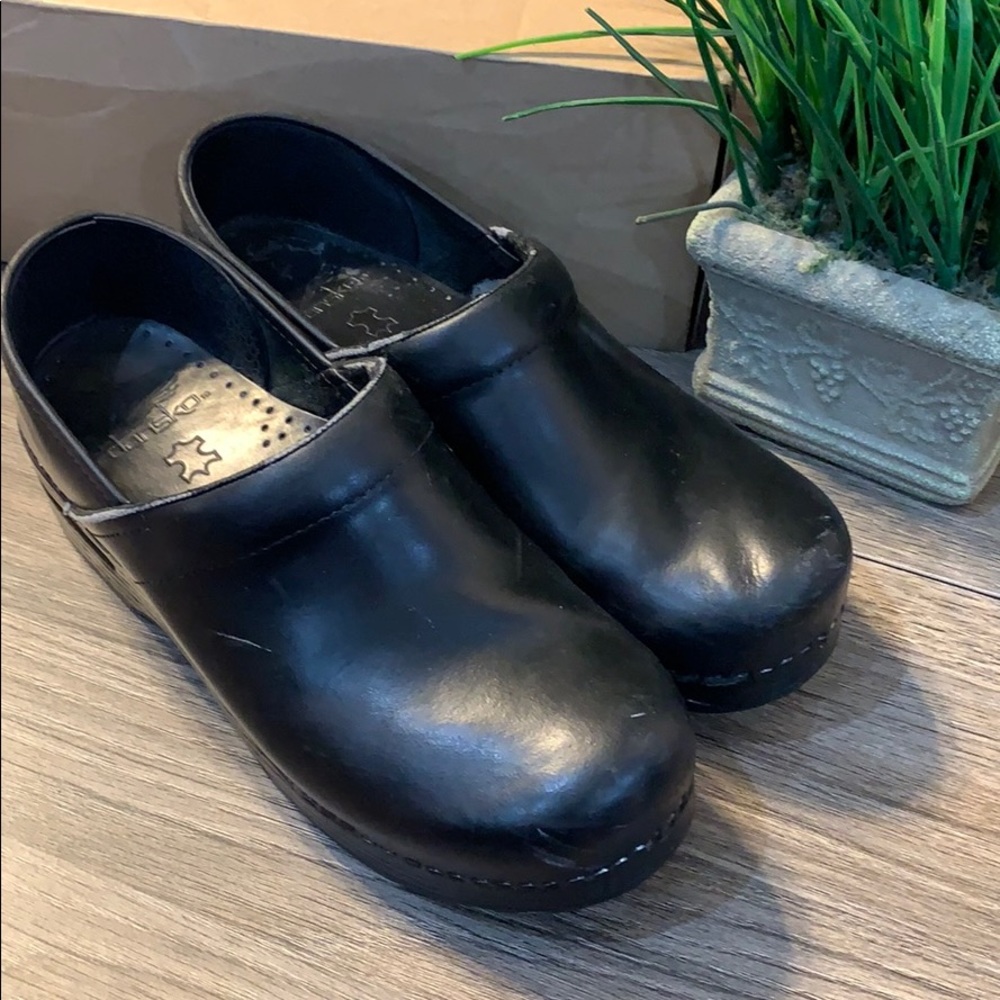 ✨{LIKE NEW} DANSKO Black Leather Clogs Great $$✨